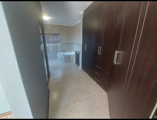 4 BEDROOM HOUSE FOR SALE IN COUNTRY CLUB